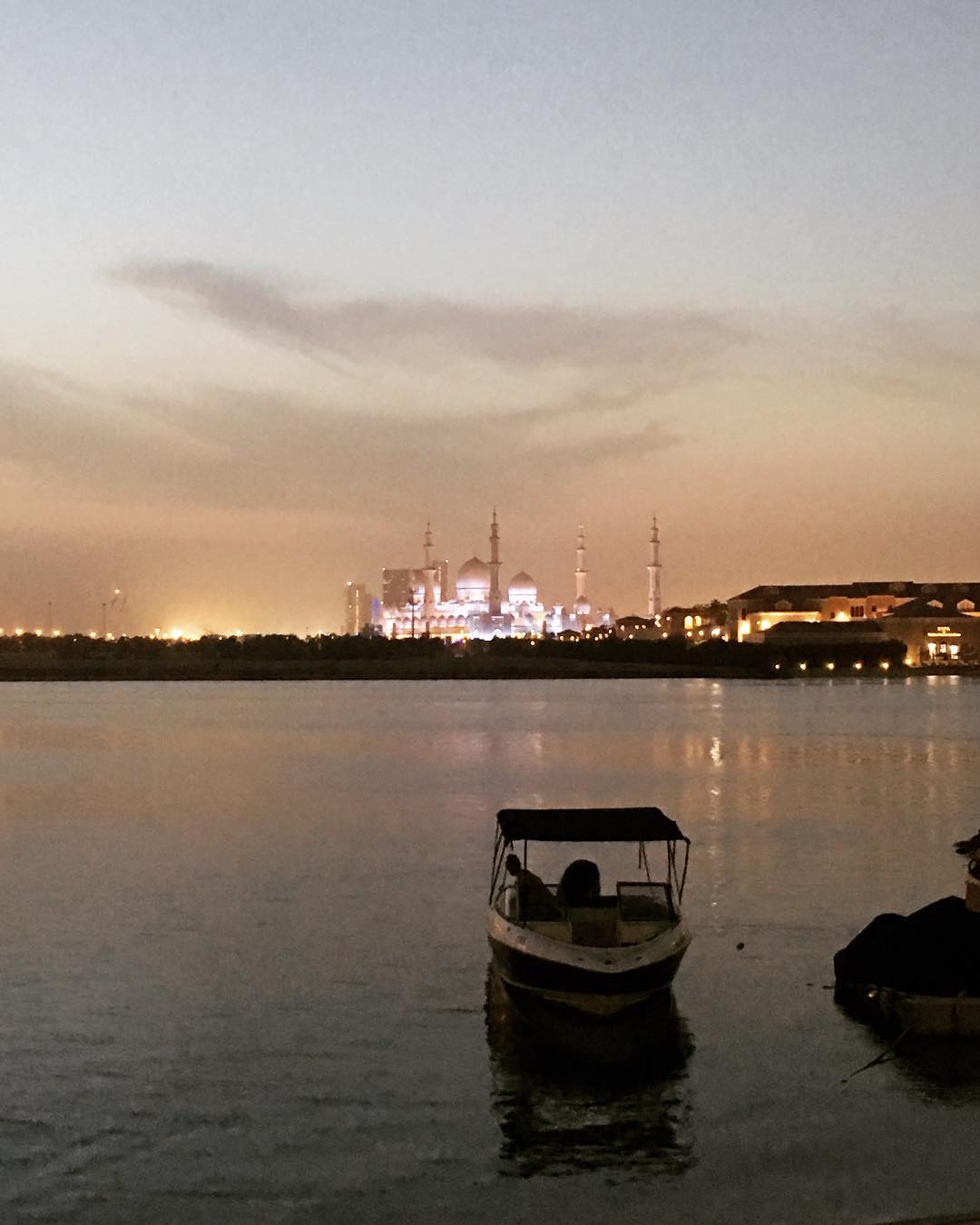 Sheikh Zayed Mosque at dusk.